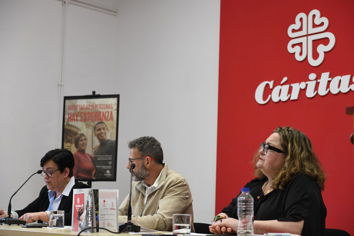 Elsa Suárez, Ramón Méndez-Navia Gómez y Pilar Díaz Cano, en Oviedo.