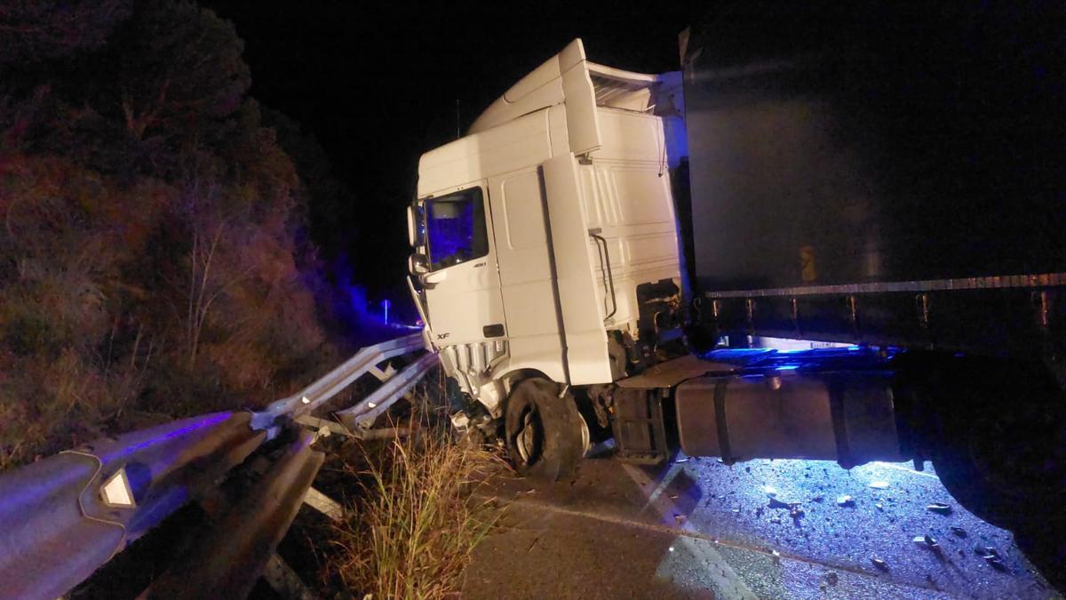 El tràiler accidentat a la variant de Girona