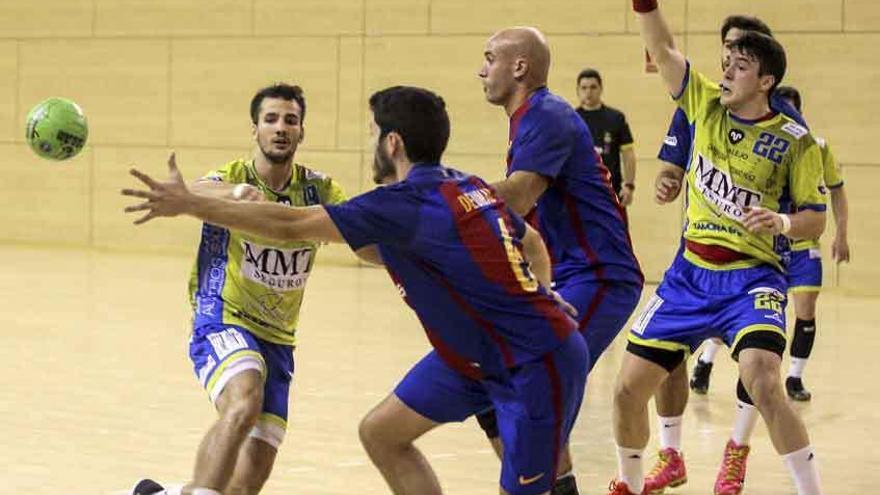 Guille da un pase hacia el extremo evitando a la defensa del F. C. Barcelona en el partido disputado en San Joan Despí