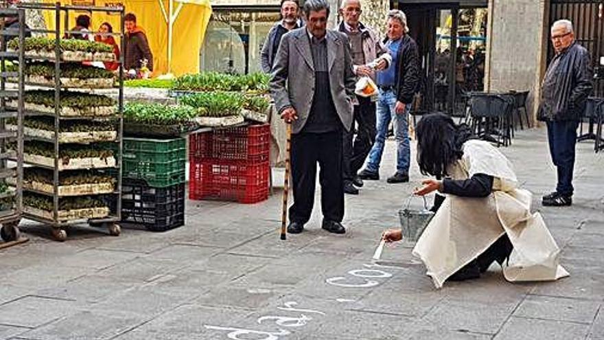 Una de les activitats ahir al matí al costat d&#039;una de les parades del planter del mercat.