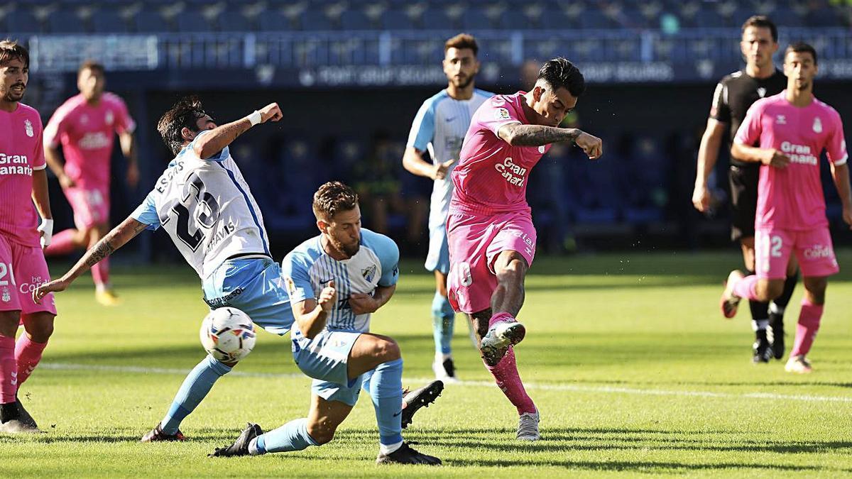 El argentino Sergio Araujo remata a puerta con la pierna izquierda durante el partido frente al Málaga el pasado 11 de octubre. | | LOF