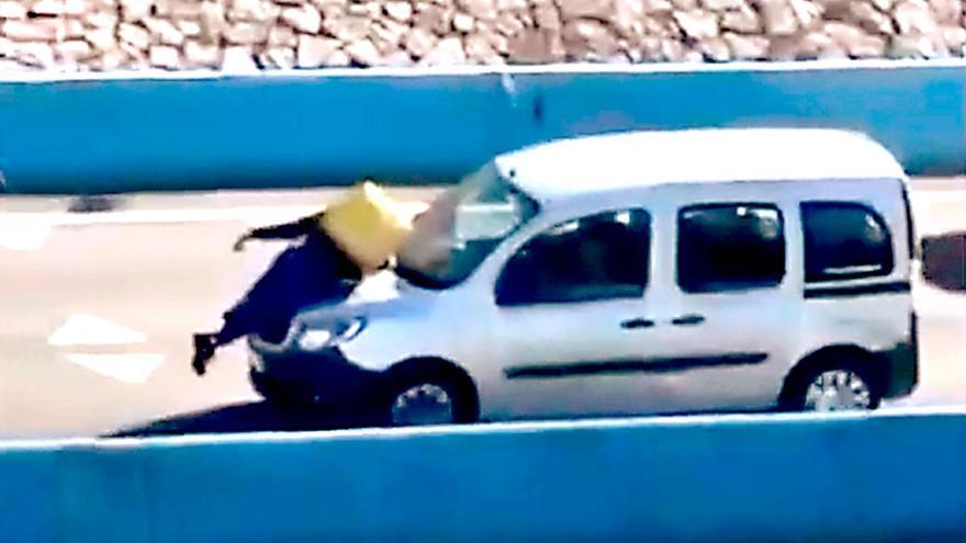 Detenido el conductor que llevó a un rider colgado del capó durante cuatro kilómetros en Algeciras