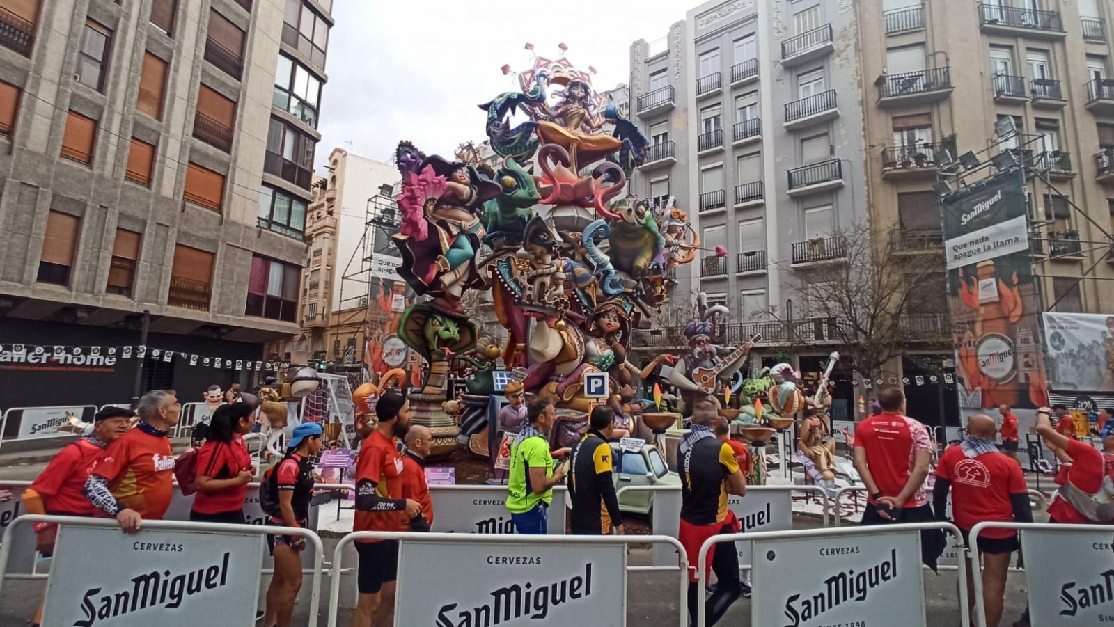 Los corredores se calzan las zapatillas para visitar las Fallas