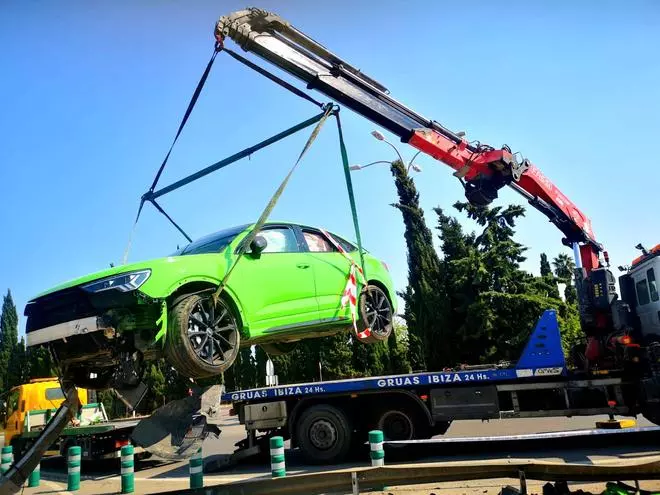 Un coche de 100.000 euros sufre un extraño accidente en Ibiza