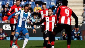GRAF7909. CORNELLÁ DE LLOBREGAT(BARCELONA), 25/01/2020.- El delantero del Athletic de Bilbao Iker Muniain (2d), y el delantero del Espanyol Raúl de Tomás (i), durante el partido de LaLiga Santander correspondiente a la jornada 21 disputado este sábado en el RCDE Stadium. EFE/Toni Albir