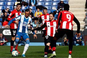 GRAF7909. CORNELLÁ DE LLOBREGAT(BARCELONA), 25/01/2020.- El delantero del Athletic de Bilbao Iker Muniain (2d), y el delantero del Espanyol Raúl de Tomás (i), durante el partido de LaLiga Santander correspondiente a la jornada 21 disputado este sábado en el RCDE Stadium. EFE/Toni Albir