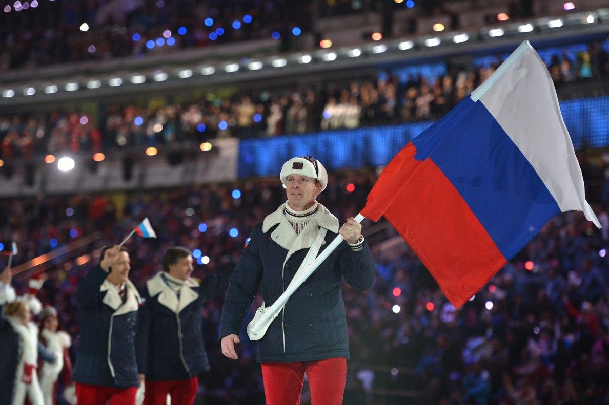 Alexandr Zubkov, con la bandera rusa en el desfile de Sochi, uno de los deportistas sancionados por dopaje.