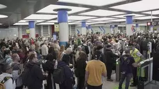 Malestar en los aeropuertos por el retraso en dejar de limitar los líquidos en el equipaje de mano