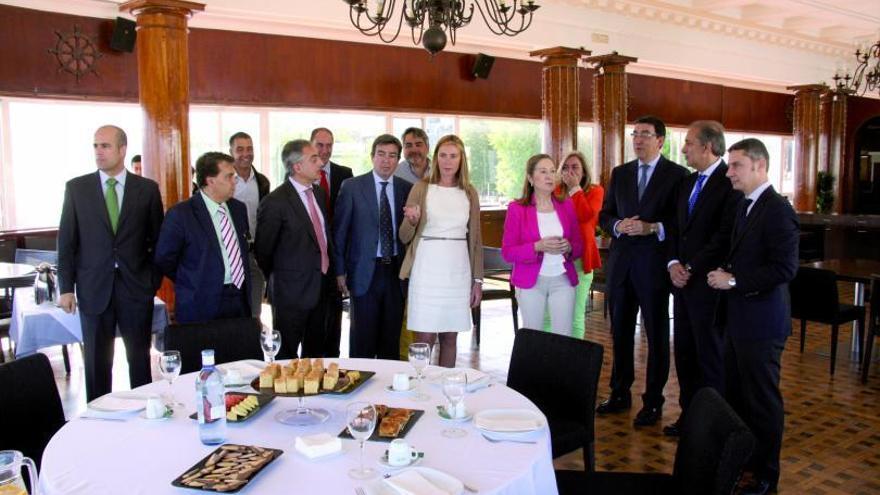 La ministra, junto a otros cargos del PP y la directiva del Real Club Náutico.  // FdV