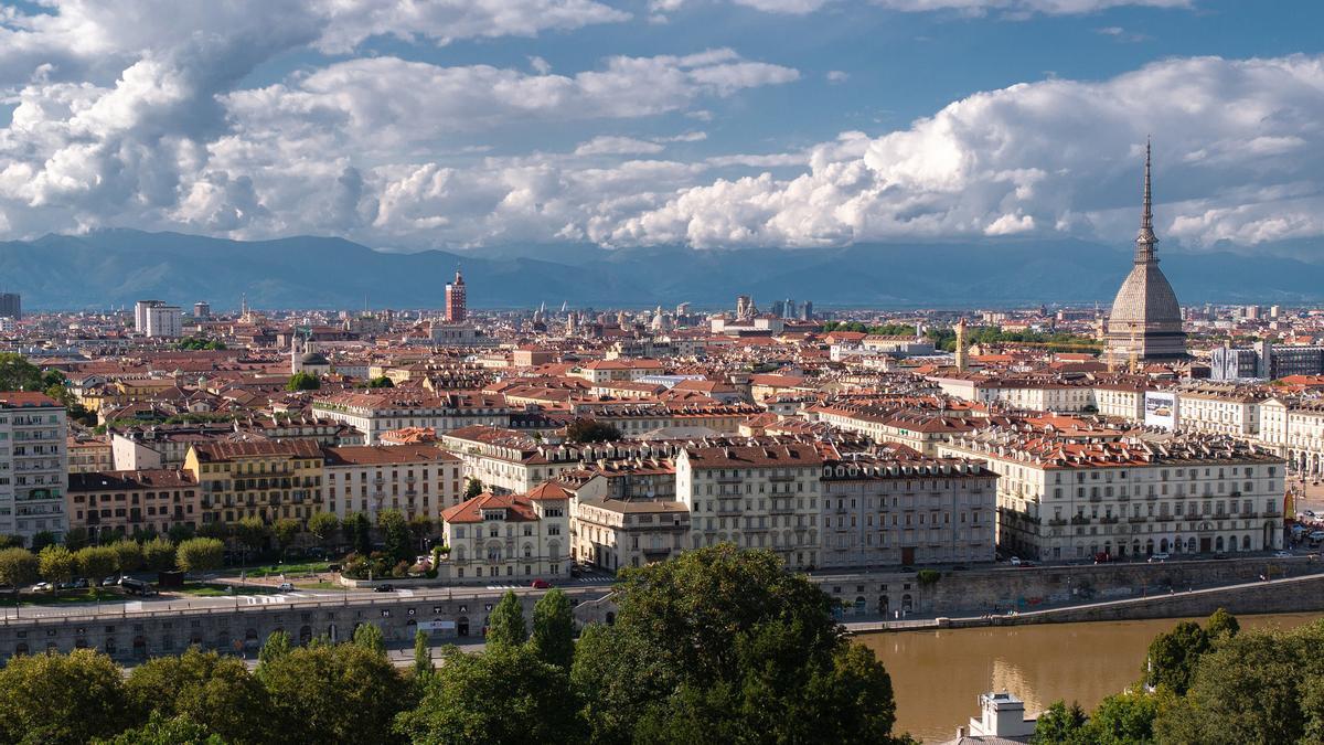 Vista panoràmica de la ciutat de Torí. A la dreta, la Mole Antonelliana elevant-se per sobre dels 160 metres