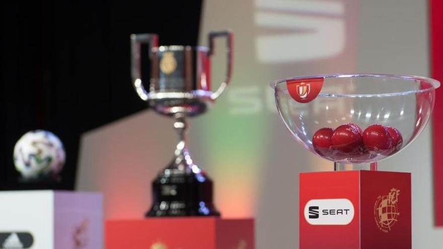 La Copa del Rey, durante un sorteo de empajaremientos.