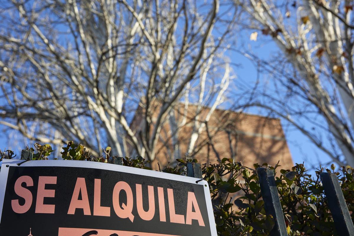 Un cartel con el mensaje "Se alquila".