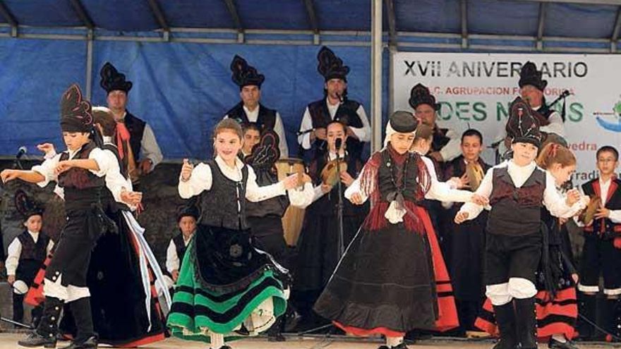 Uno de los grupos participantes interpreta una danza tradicional gallega. // Gustavo Santos