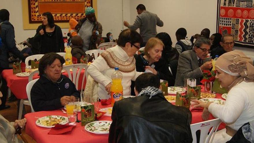 Unes 560 persones van dinar a la nova casa de la pau