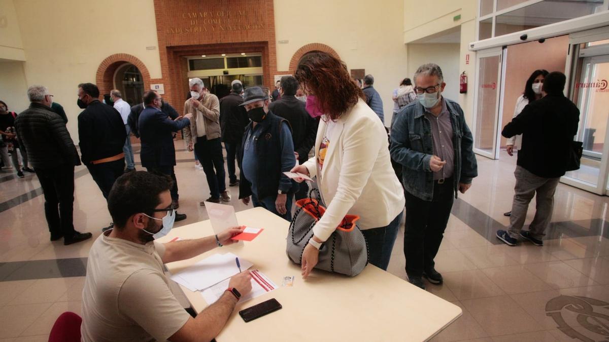 Patricia Puerta, acreditándose en el vestíbulo de la Cámara de Comercio.