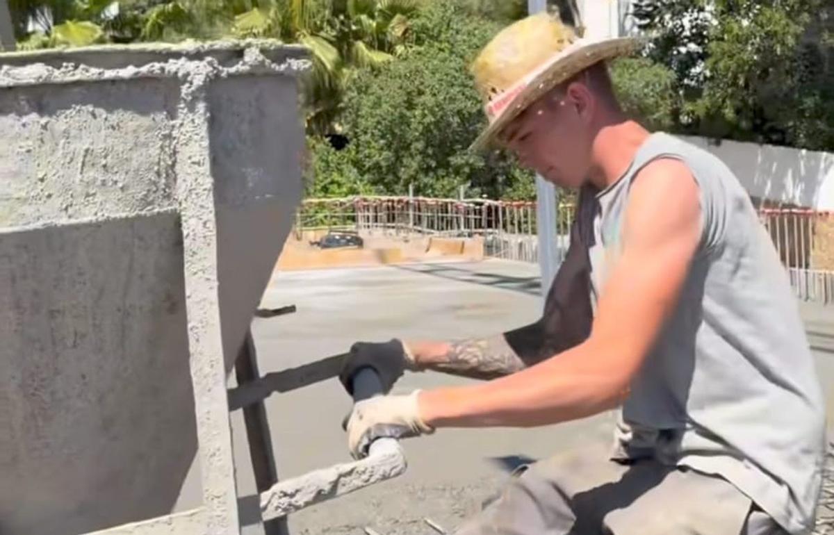 José Manuel Gadea posa formigó a l’obra en un vídeo. | | @JOSEMANUEL_ENCOFRADOR