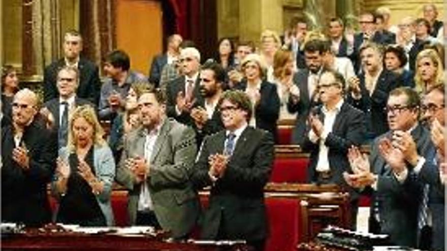 Els diputats sobiranistes aplaudeixen Forcadell a l&#039;inici del ple d&#039;ahir.