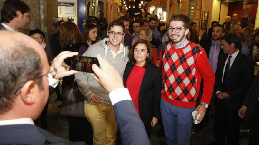 Pedro Antonio Sánchez retrata a la vicepresidenta con dos ciudadanos en Murcia.