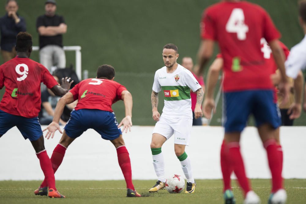 Un gol de Edu Albacar permite al Elche empatar en Sagunto en un partido con mucho músculo y poco fútbol.