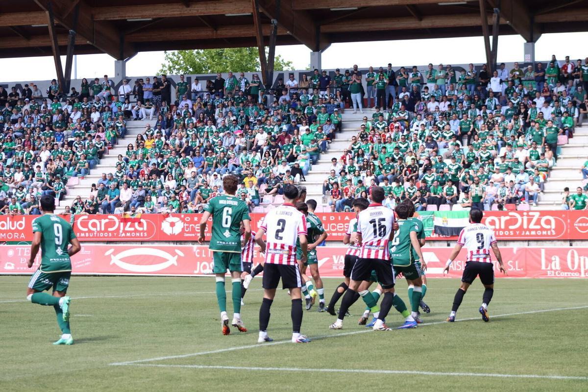 Partido entre el Zamora CF y el Cacereño disputado en el Estadio Municipal Ruta de la Plata.
