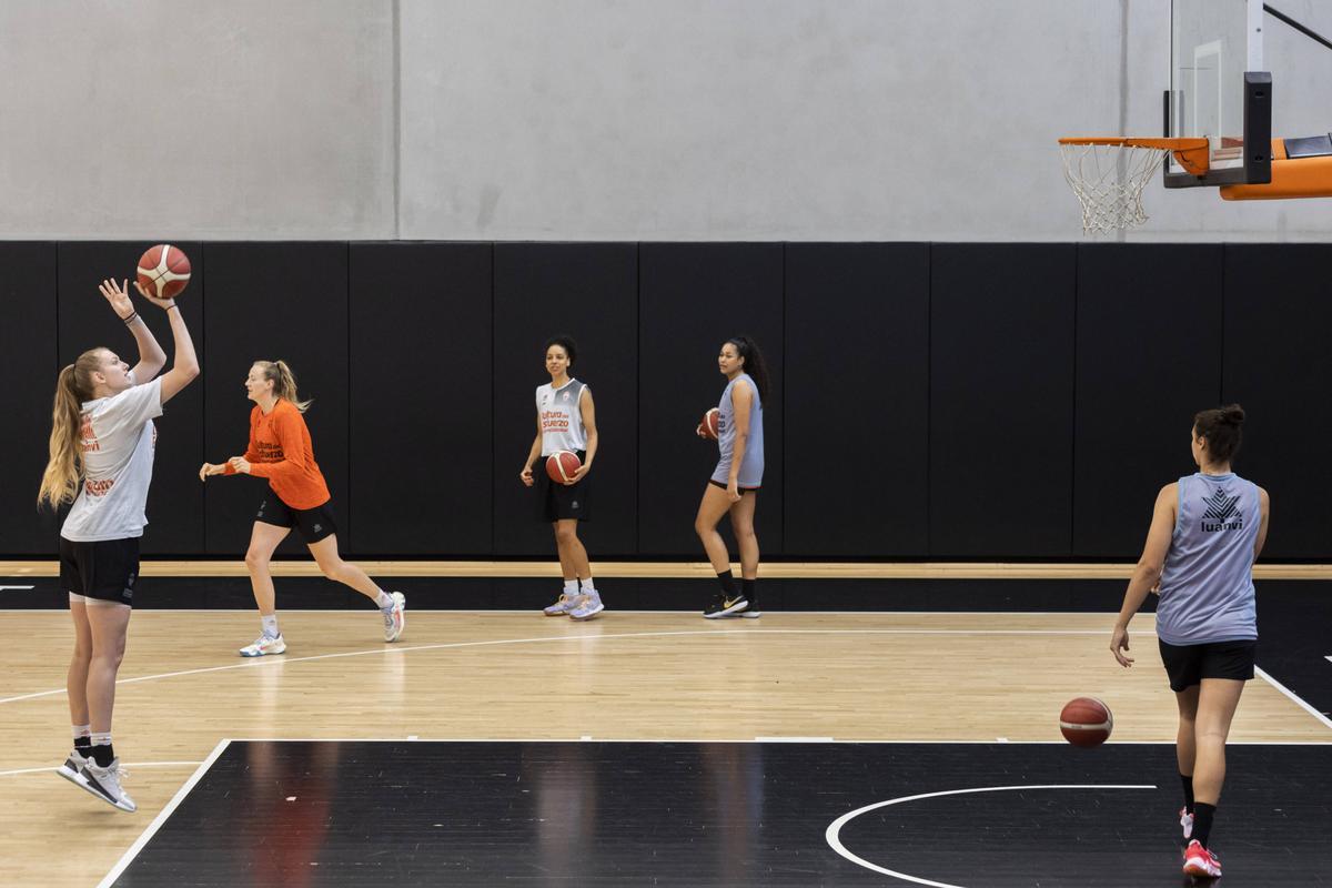 Las pívots taronjas, en la sesión de entrenamiento de ayer en L'Alqueria
