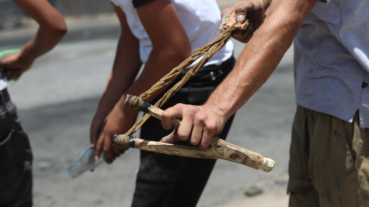 Manifestantes palestinos se preparan