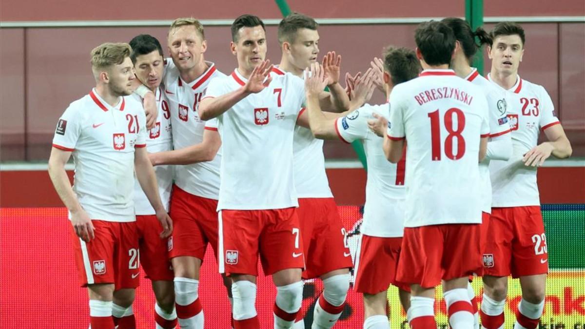 Los jugadores de Polonia celebran el primero de los goles ante Andorra.
