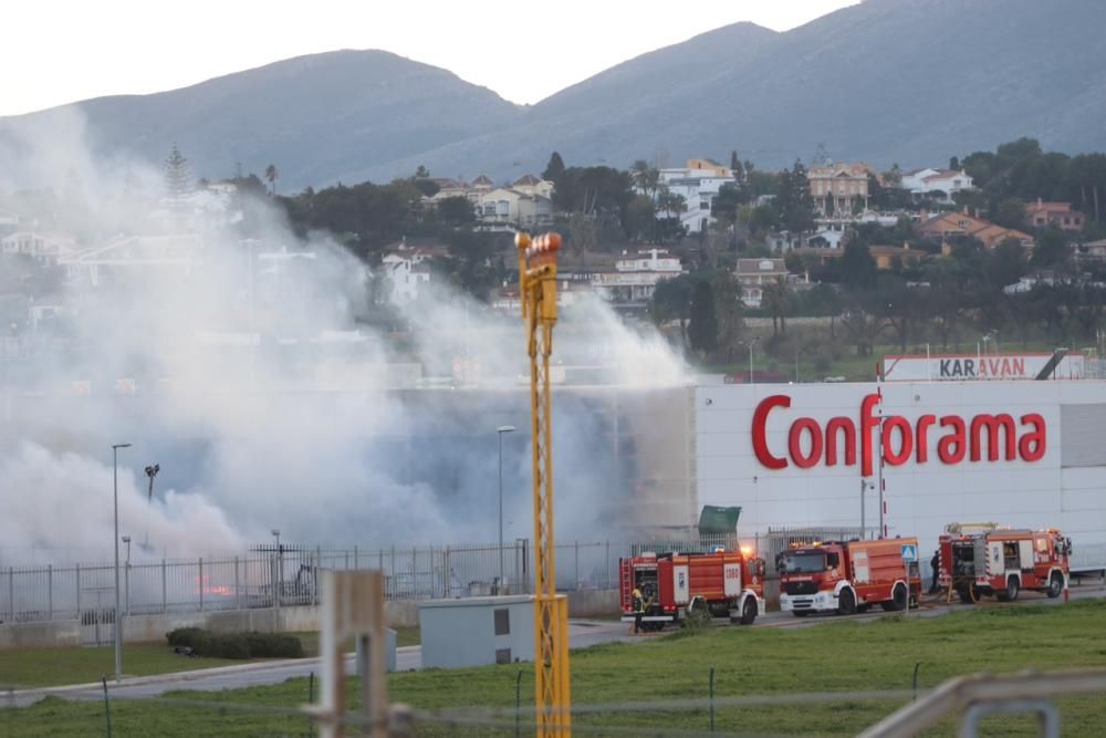 Los bomberos actúan en la zona trasera de la tienda de muebles.