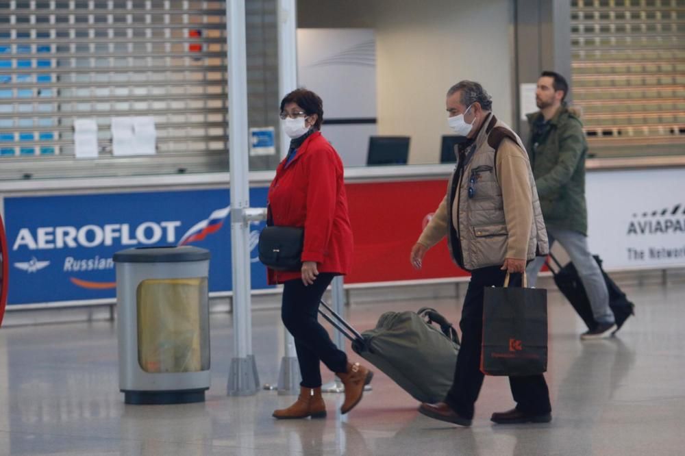 Efectivos de la UME en labores de desinfectación en el Aeropuerto de Málaga.