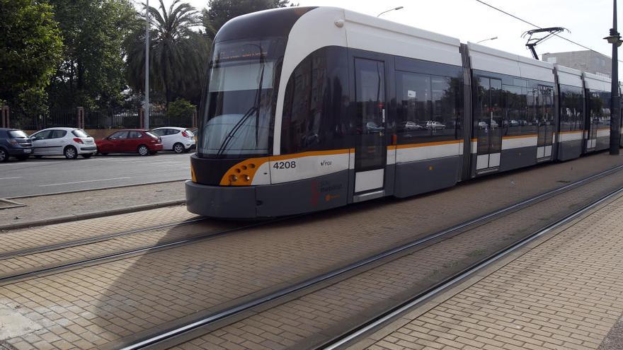 Un camión engancha en Tarongers la catenaria del tranvía  y corta las líneas 4 y 6