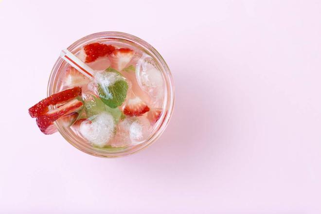 Cóctel con fresas y Lillet