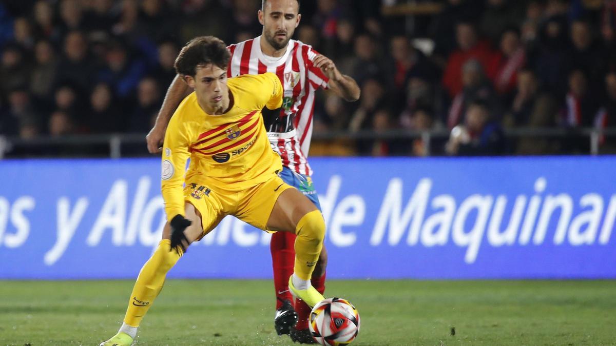 João Félix intenta controlar el balón en el Barbastro-Barça de la Copa del Rey.