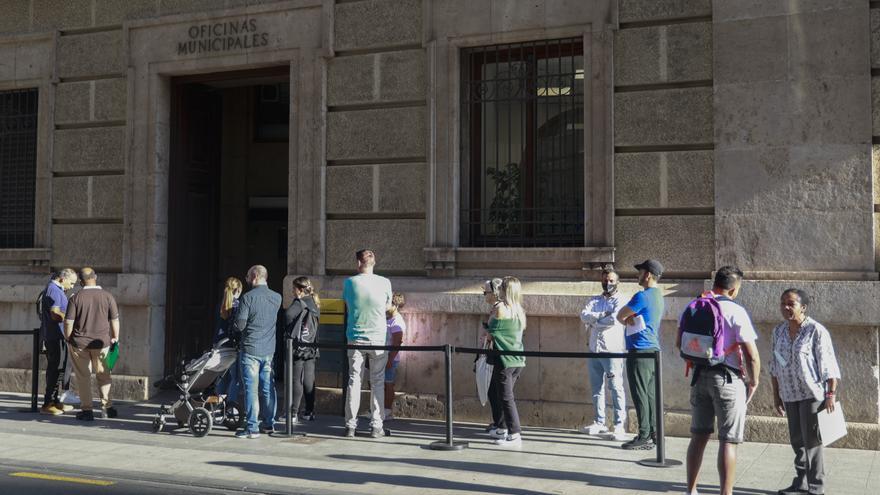 El atasco del padrón provoca que los inmigrantes paguen 300 euros en el mercado negro