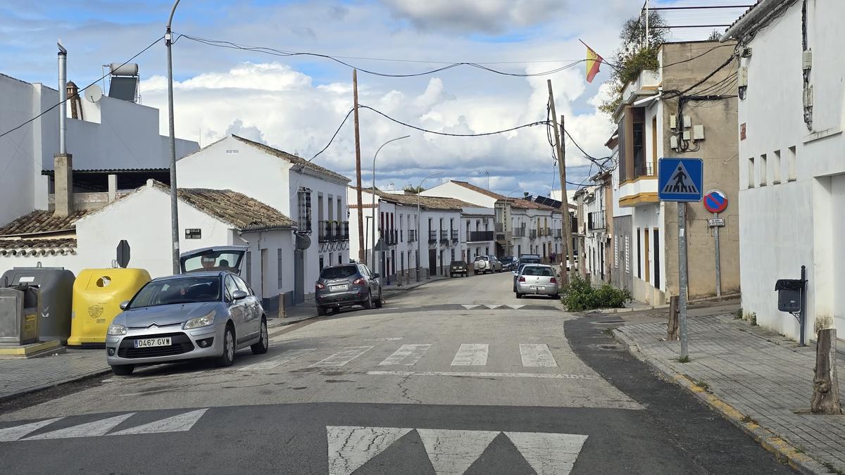 Estado actual de la calle Redonda de la Estación de Pedro Abad, donde se han talado los árboles para iniciar las obras.