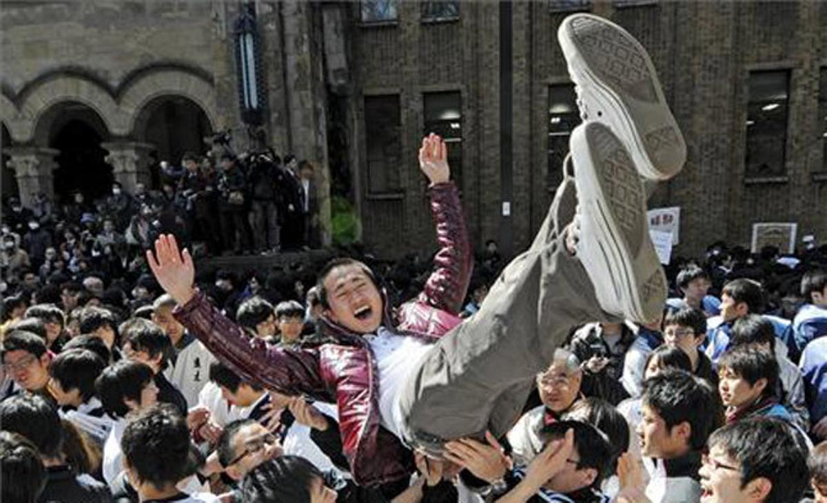 Un estudiant és aixecat en braços pels seus companys després d’aprovar l’examen d’entrada a la Universitat de Tòquio. Un estudiant és aixecat en braços pels seus companys després d’aprovar l’examen d’entrada a la Universitat de Tòquio.