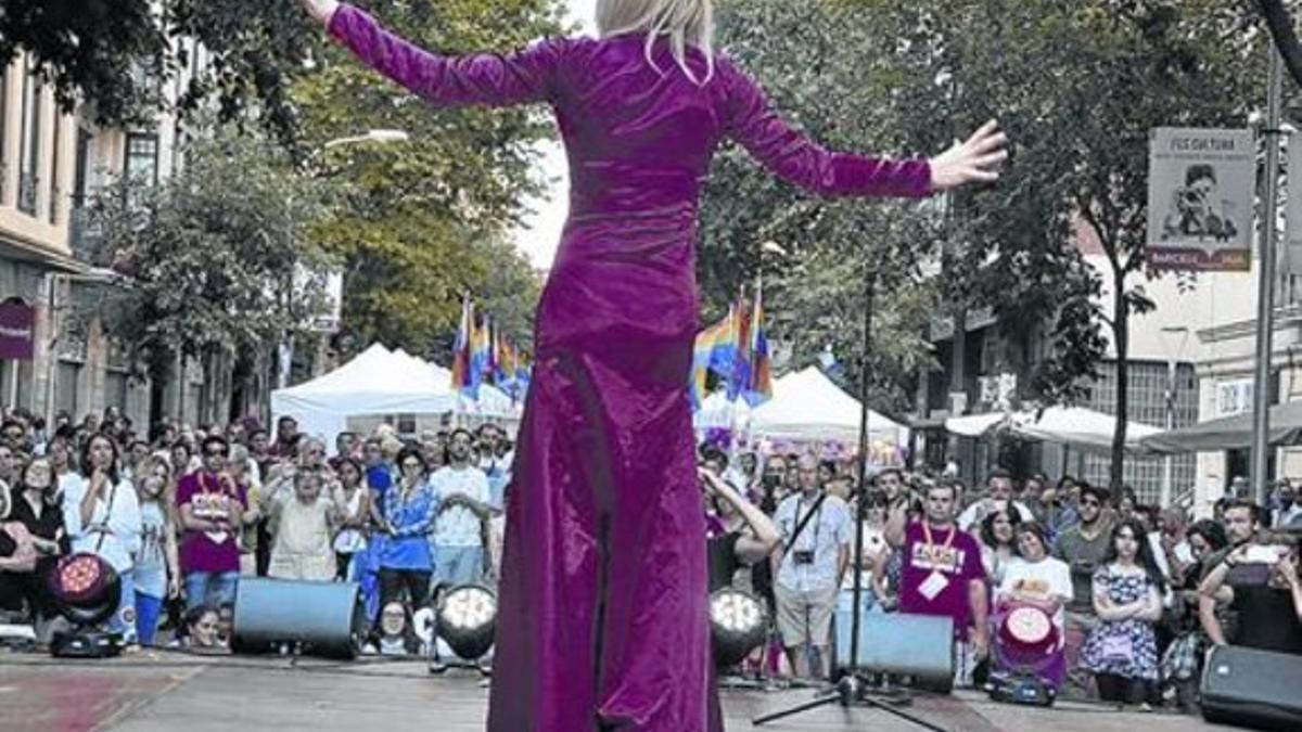 Actuación el pasado sábado, tras el pregón festivo del Pride, en Consell de Cent con Casanova.