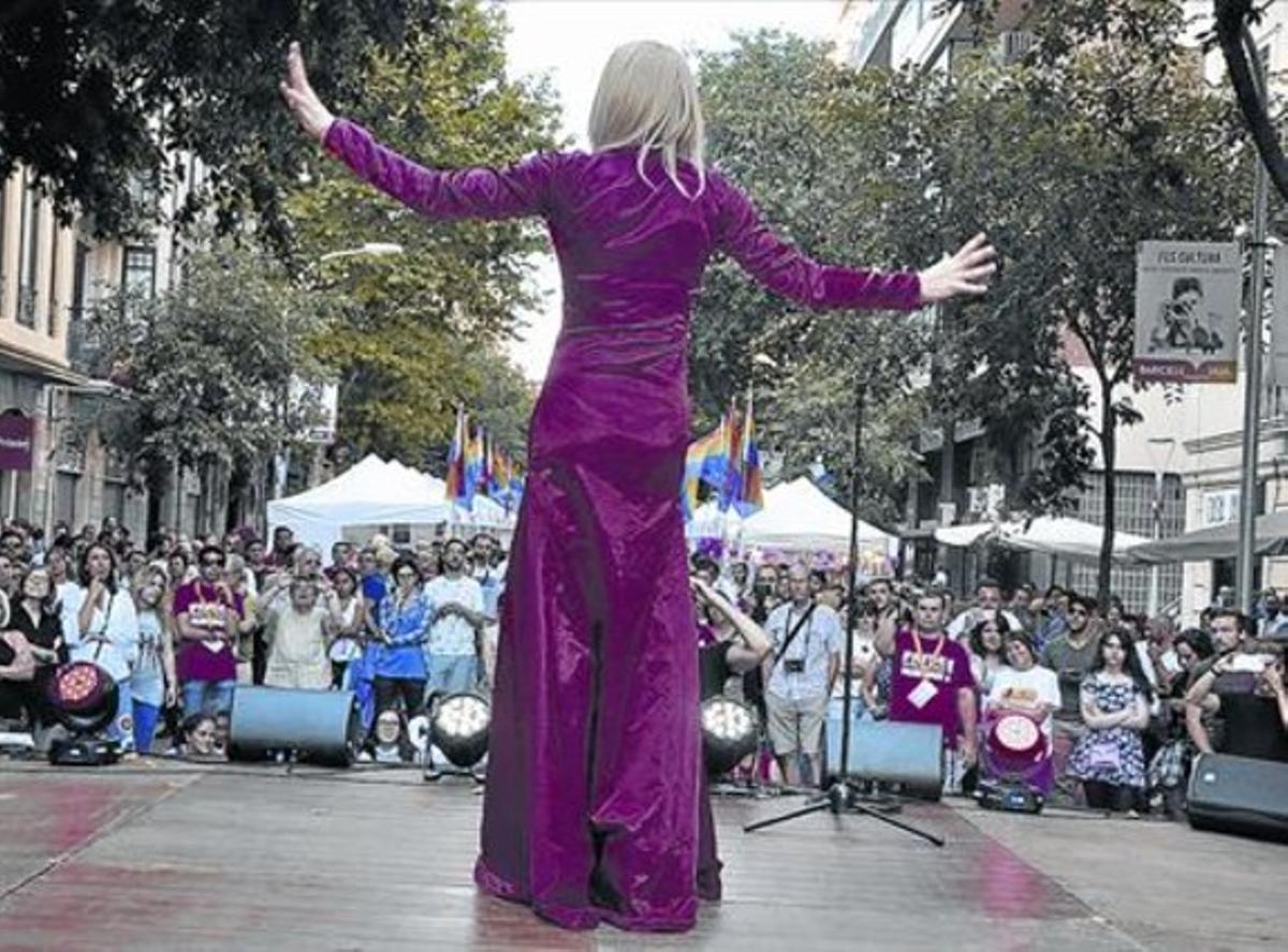 Actuació, dissabte passat, després del pregó festiu del Pride, a Consell de Cent amb Casanova.