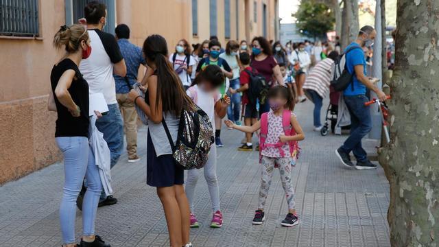 Estudiantes y familiares, a la salida de una escuela de Barcelona.