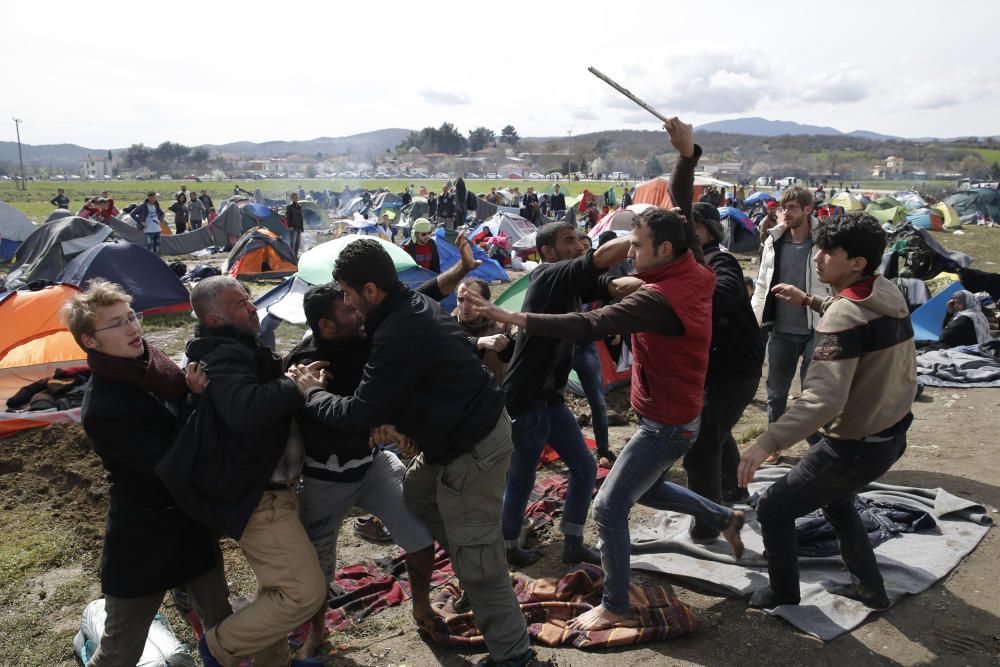 Los refugiados se agolpan en Idomeni