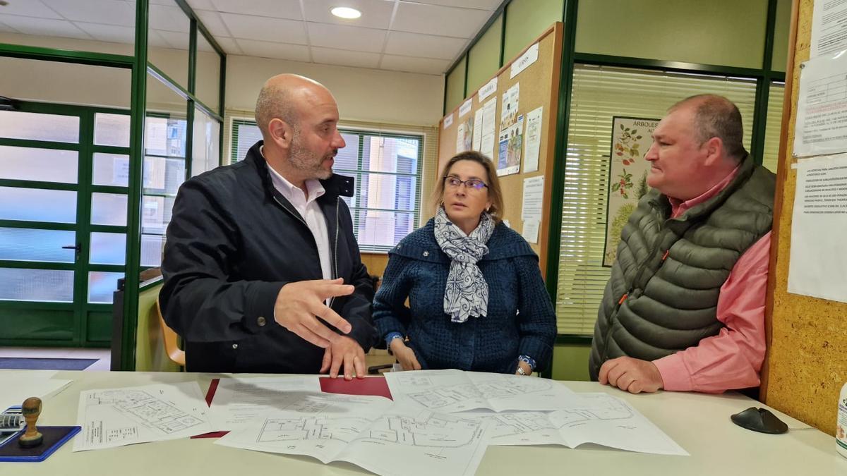 Marcos da Rocha (izquierda) con el Alcalde de Vegadeo, César Álvarez (derecha), en la oficina que se remodelará, en Vegadeo.