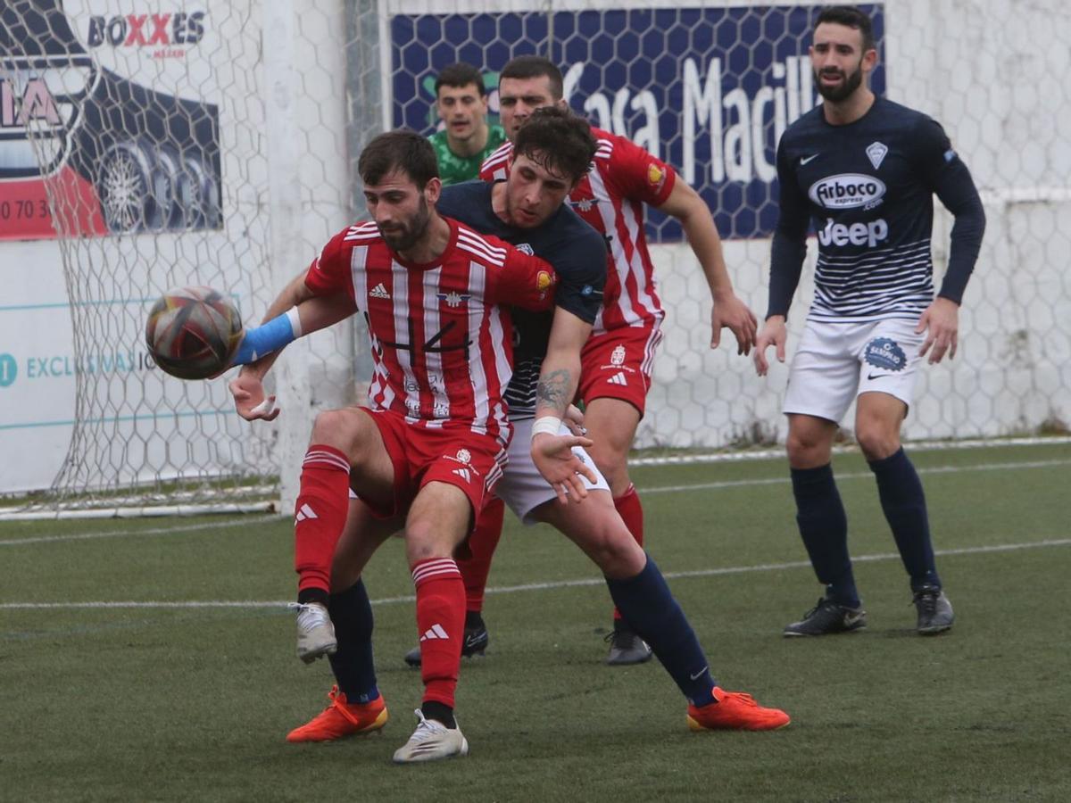 Abel trata de controlar un balón en área rival en el Alondras-Silva.