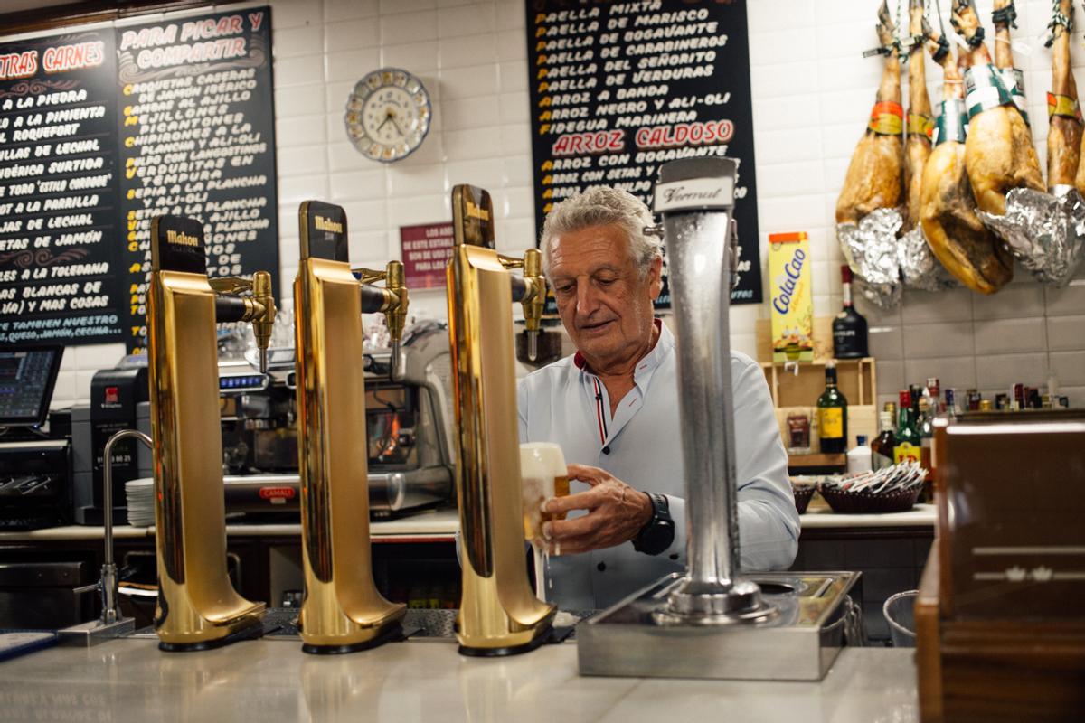 Nicolás Otiñar sirve una cerveza en su bar El Cardenal de Getafe.