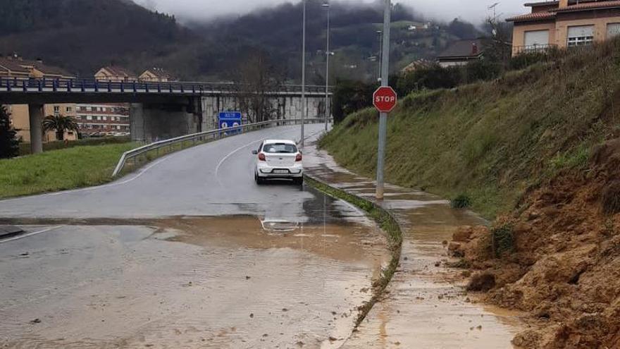 El Ayuntamiento de Langreo retira un argayo en el acceso a Riaño