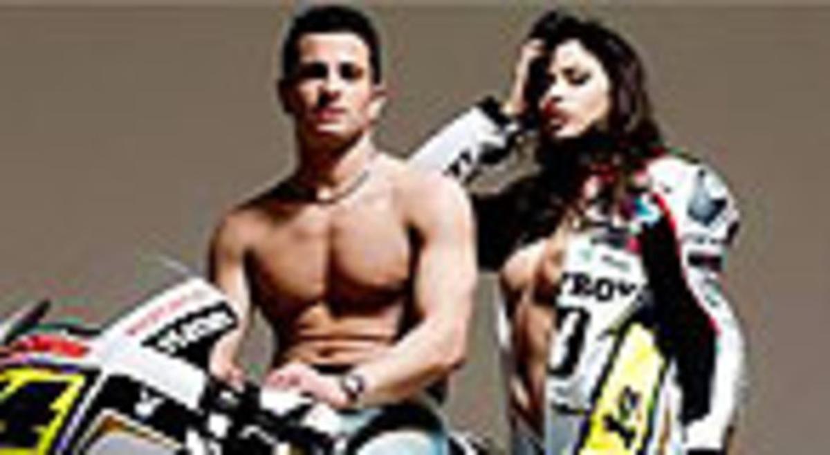 Randy de Puniet, amb la seva moto i una model de Playboy. Randy de Puniet, amb la seva moto i una model de Playboy.