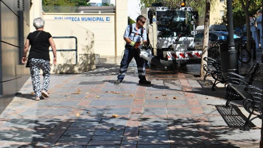 Recogida de basura en las calles de Fuengirola.