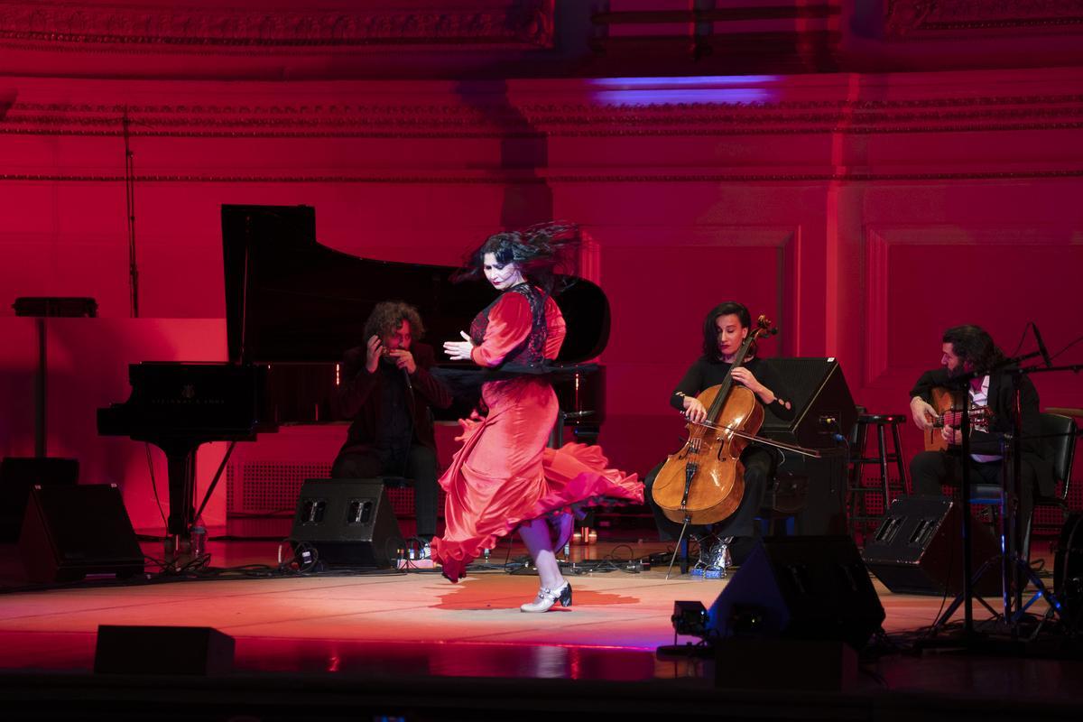 Antonio Serrano (armónica), Karime Amaya (baile), Nesrine Belmokh (cello) y Josemi Carmona (guitarra) interpretan La danza del fuego