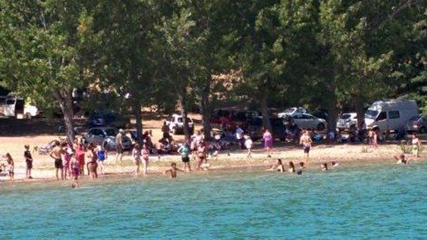 Banyistes, cotxes i escombraries acostumen a omplir el pantà de Sant Ponç, a Clariana de Cardener