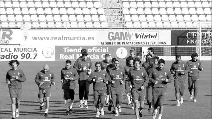 Los jugadores del Real Murcia se ejercitaron ayer en el estadio Nueva Condomina