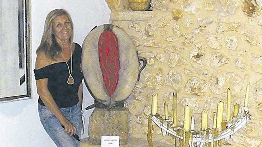 Miquela Vidal, junto a una obra suya del año 2000.