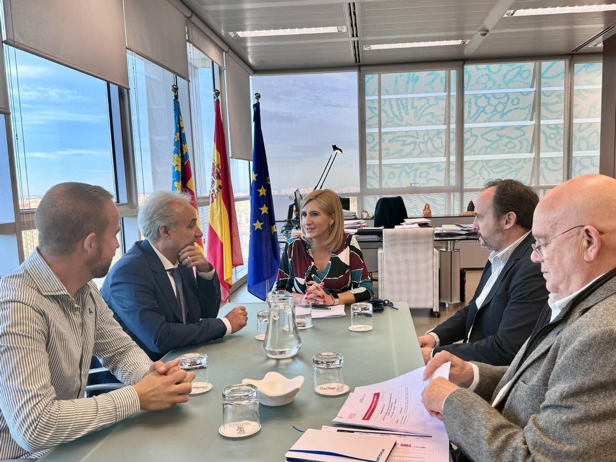 Pradas durante la reunión con el alcalde de Utiel, Ricardo Gabaldón.